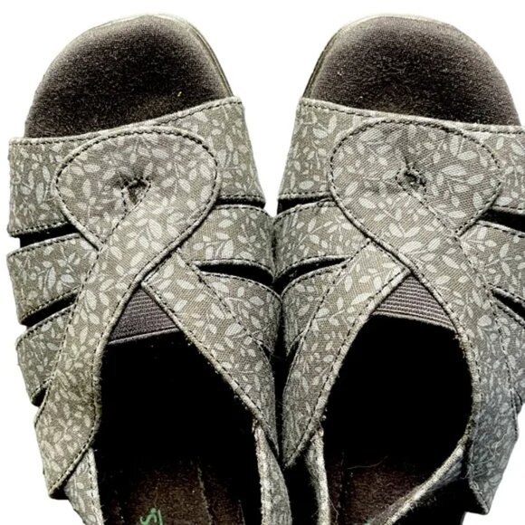 Comfy canvas SANDALS W 9.5 casual or dressy black gray tiny leaf print 1” wedge - Picture 2 of 10